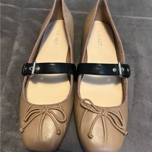 Nine West brown ballerina flats with bows, and black strap. Shoes 9 1/2 womens